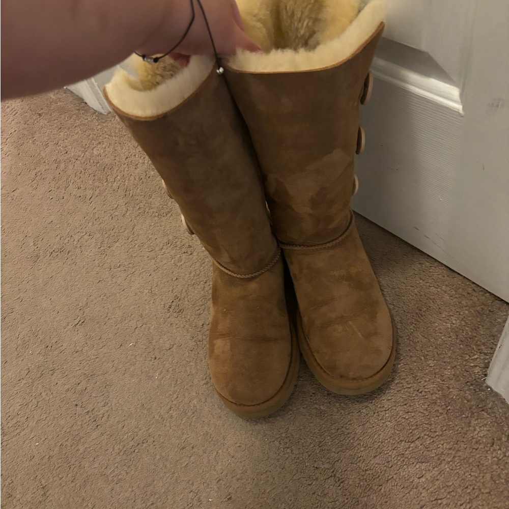 Used Bailey button UGGS - Picture 4 of 5